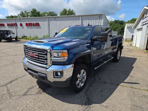 Used 2017 GMC Sierra 2500 SLE w/ SLE Fleet Preferred Package AWD/4WD image 4