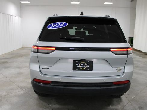 Used 2024 Jeep Grand Cherokee Altitude AWD/4WD image 8