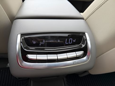 Used 2022 Cadillac XT6 Premium Luxury w/ Technology Package FWD image 28