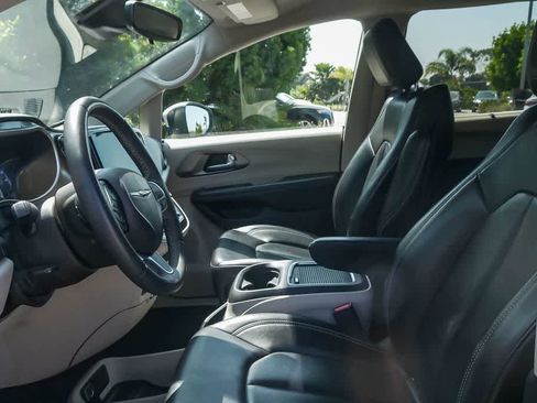 Used 2023 Chrysler Pacifica Touring-L image 17