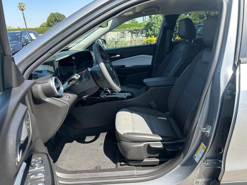 Used 2025 Chevrolet Trax LT FWD image 25
