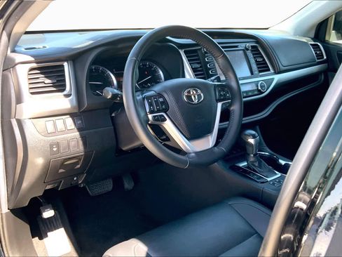 Used 2019 Toyota Highlander XLE AWD/4WD image 17