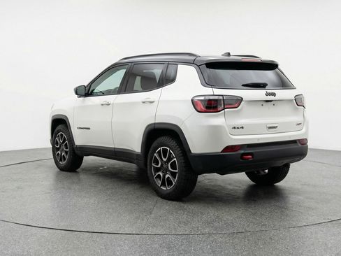Used 2025 Jeep Compass Trailhawk image 6