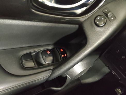 Used 2019 Nissan Rogue SV image 27