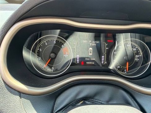 Used 2017 Jeep Cherokee Latitude w/ Safety/Convenience Group FWD image 12