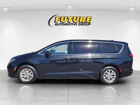Used 2023 Chrysler Pacifica Touring-L FWD image 6