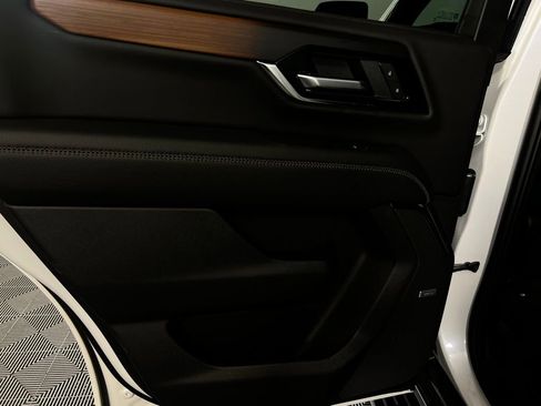 Used 2025 GMC Yukon Denali image 30