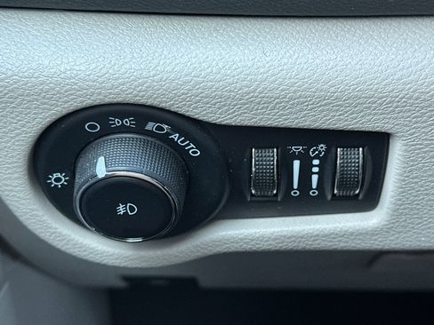 Used 2023 Chrysler Pacifica Touring-L FWD image 40