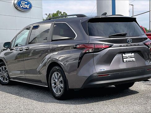 Used 2021 Toyota Sienna XLE FWD image 11
