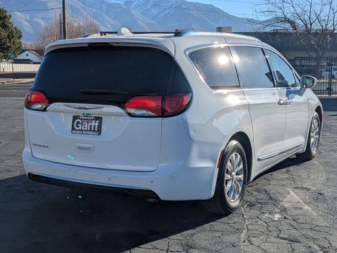 Used 2018 Chrysler Pacifica Touring-L Plus image 3