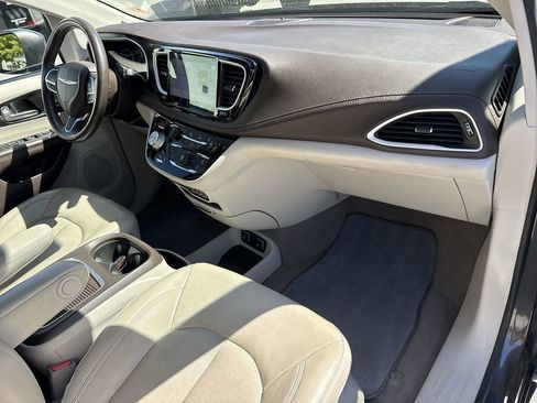 Used 2021 Chrysler Pacifica Touring-L FWD image 28
