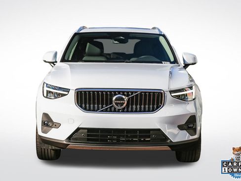 Used 2025 Volvo XC40 B5 Plus image 2