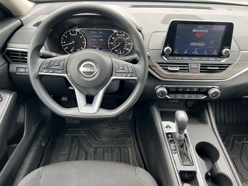 Used 2025 Nissan Altima 2.5 SV FWD image 2