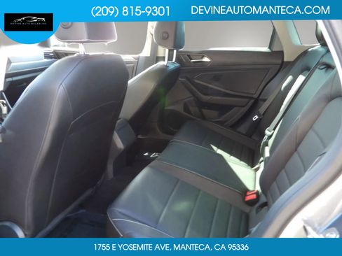 Used 2024 Volkswagen Jetta SE w/ Panoramic Sunroof Package image 11