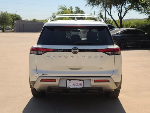 Certified 2023 Nissan Pathfinder SL FWD image 3