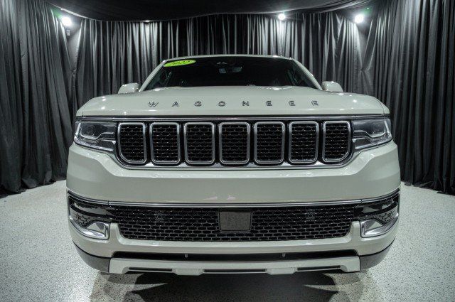 Used 2022 Jeep Wagoneer Series II w/ Premium Group I AWD/4WD image 2