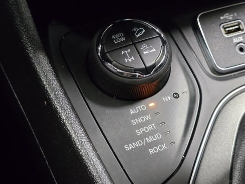 Used 2020 Jeep Cherokee Trailhawk image 5