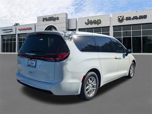New 2026 Chrysler Pacifica Select image 4
