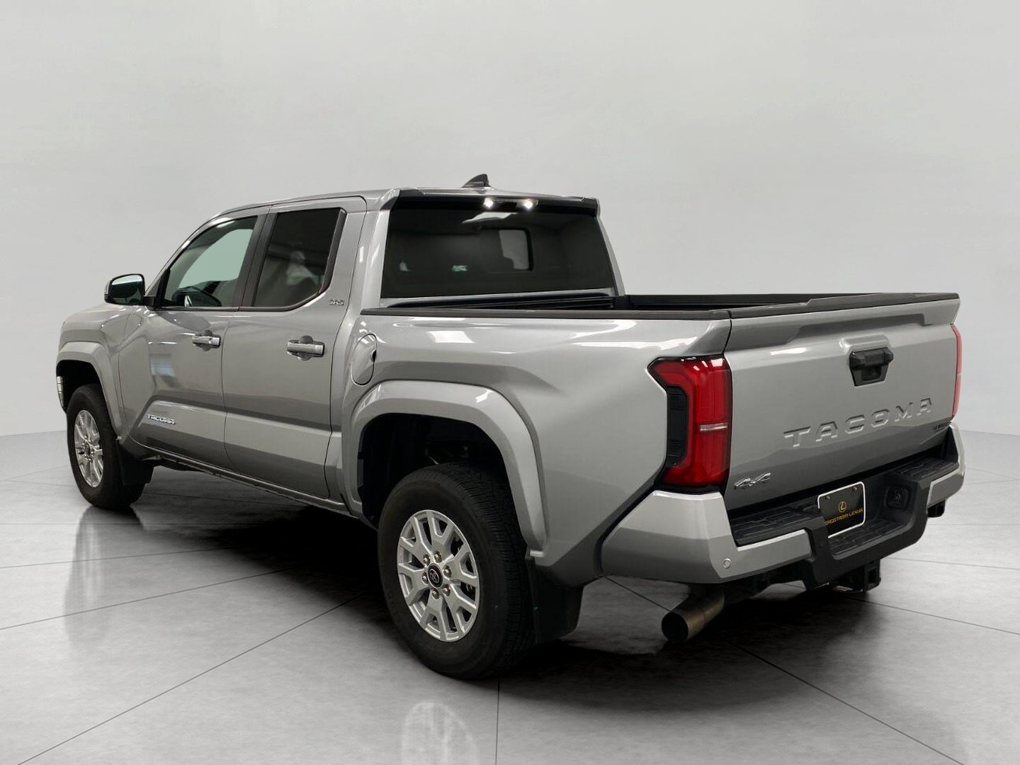 Used 2024 Toyota Tacoma SR5 AWD/4WD image 8