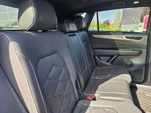 Used 2024 Volkswagen Atlas Cross Sport SE AWD/4WD image 16