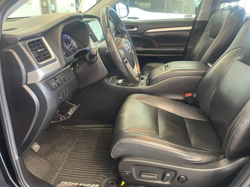 Used 2019 Toyota Highlander XLE FWD image 14