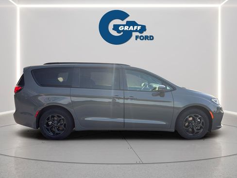 Used 2021 Chrysler Pacifica Touring w/ Uconnect Theater Family Group FWD image 6