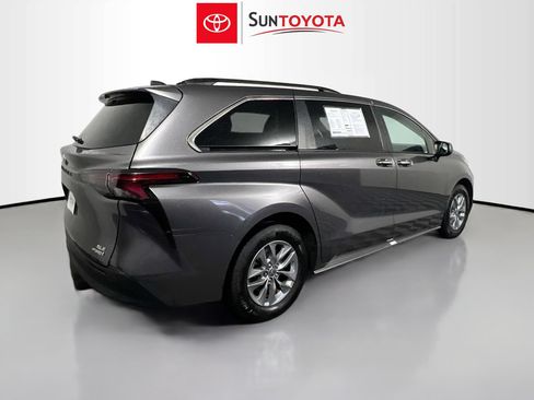 Used 2023 Toyota Sienna XLE image 4