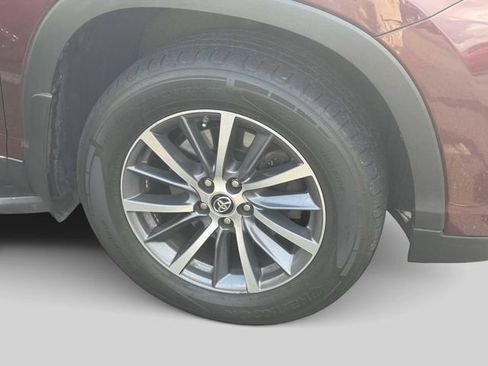 Used 2019 Toyota Highlander XLE AWD/4WD image 7