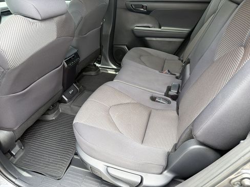 Certified 2025 Toyota Highlander LE FWD image 30