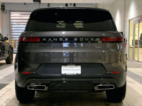 Used 2025 Land Rover Range Rover Sport SE image 4