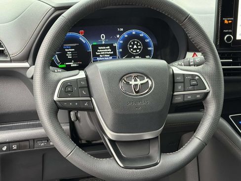Certified 2025 Toyota Sienna Platinum FWD image 10