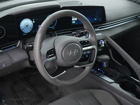 Used 2025 Hyundai Elantra SEL image 19