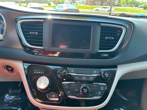 Used 2023 Chrysler Voyager LX FWD image 22
