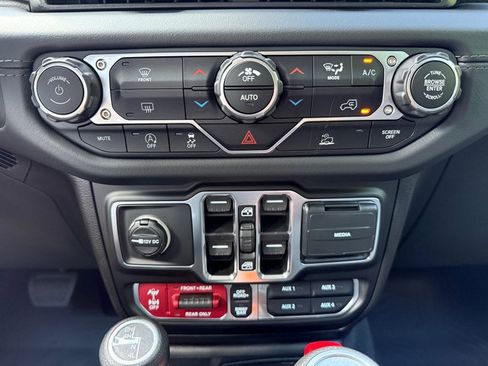 New 2025 Jeep Gladiator Rubicon image 23