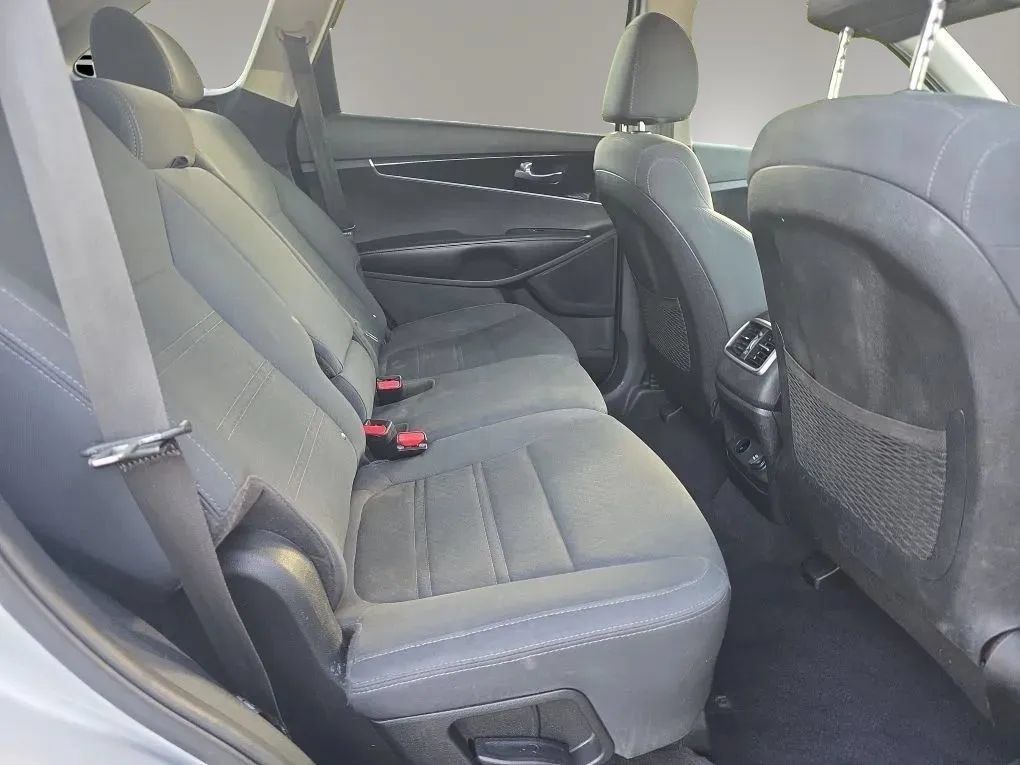 Used 2019 Kia Sorento AWD image 12