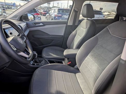 Used 2024 Volkswagen Taos SE image 11