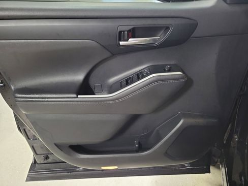 Used 2020 Toyota Highlander XLE image 21