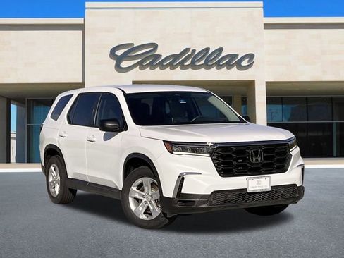 Used 2023 Honda Pilot LX image 2