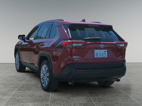 Used 2019 Toyota RAV4 XLE Premium w/ Carpet Mat Package FWD image 3