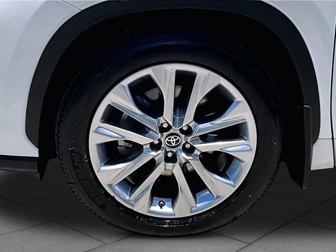 Used 2022 Toyota Highlander Limited AWD/4WD image 11