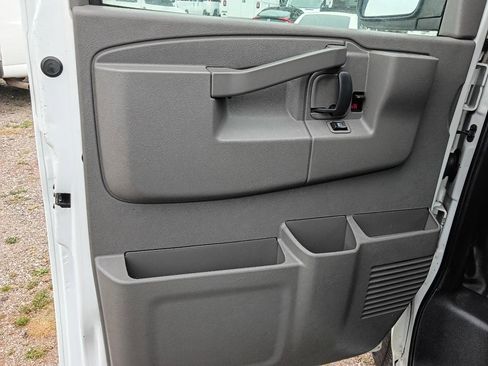 Used 2017 Chevrolet Express 2500 RWD image 9