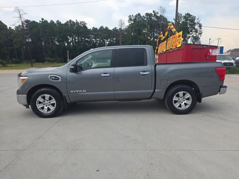 Used 2017 Nissan Titan SV RWD image 13