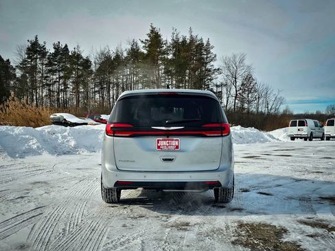 New 2026 Chrysler Pacifica Select image 4