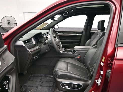 Used 2023 Jeep Grand Cherokee Overland w/ Luxury Tech Group IV image 12