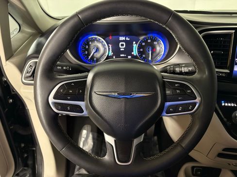 Used 2023 Chrysler Pacifica Touring-L FWD image 19