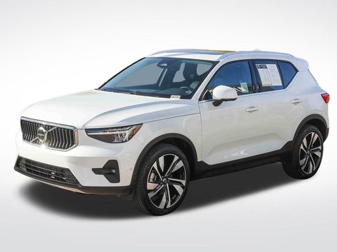 Used 2025 Volvo XC40 B5 Plus image 3