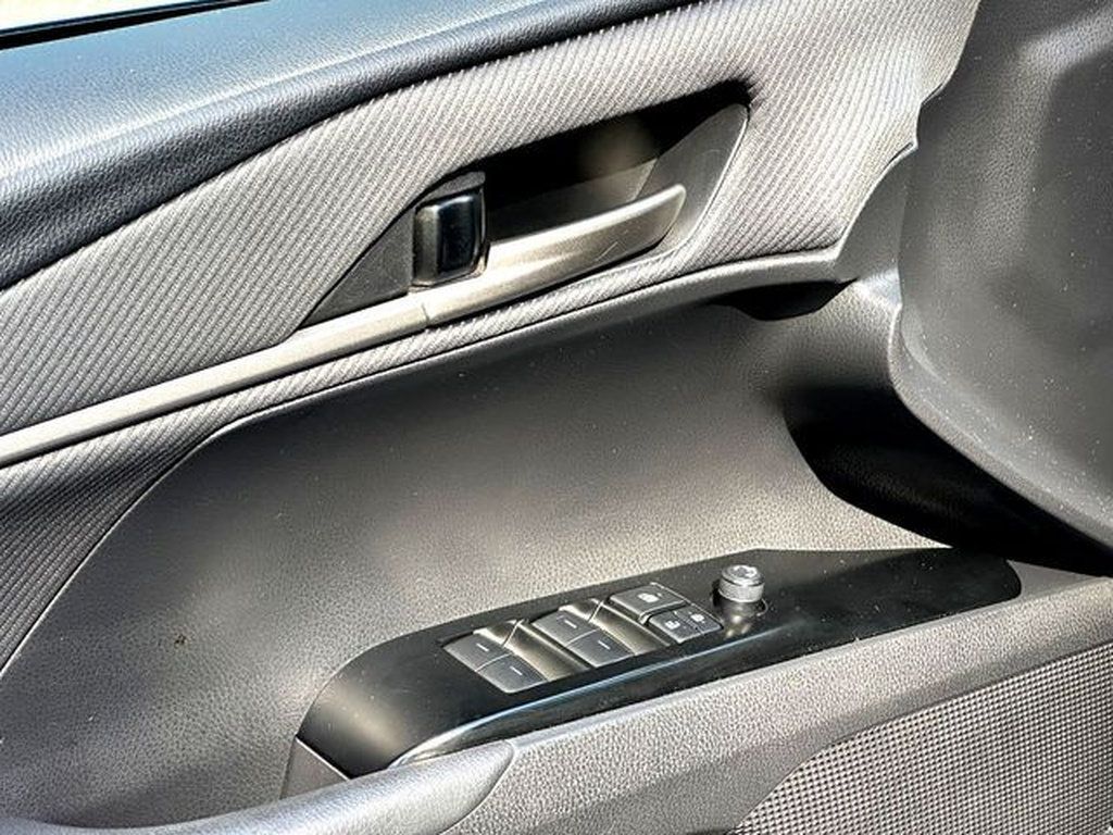 Used 2025 Toyota Camry SE w/ Convenience Package FWD image 11