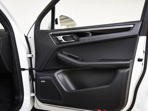 Certified 2026 Porsche Macan image 27