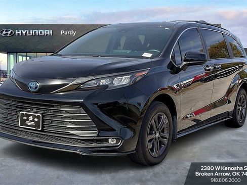 Used 2024 Toyota Sienna XSE image 1