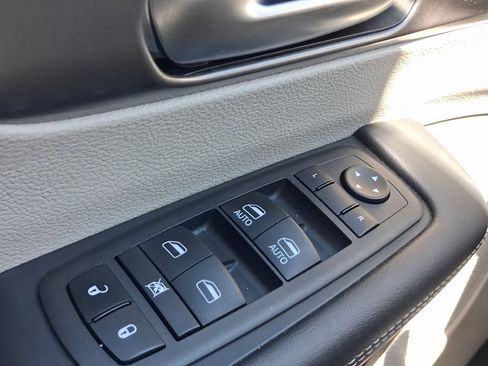 Used 2023 Chrysler Pacifica Touring-L FWD image 13